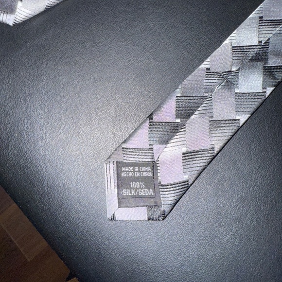 Gorgeous SILK tie - Picture 3 of 3